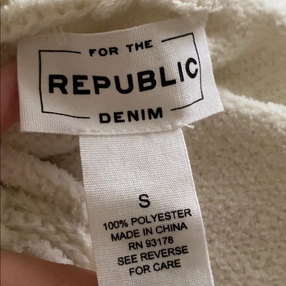 For the REPUBLIC turtleneck sweater - Picture 4 of 4